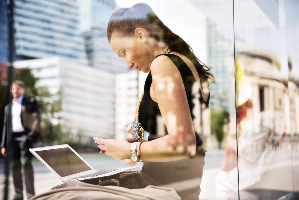 Archivo - Una mujer utilizando un ordenador portátil Archivo