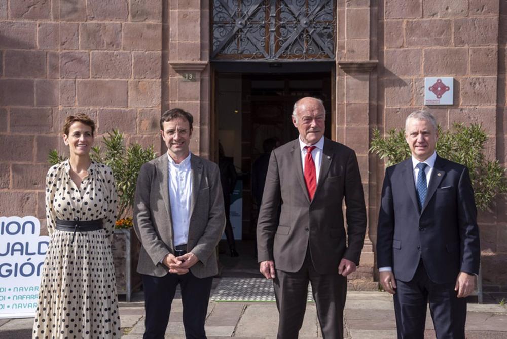El Lehendakari, Iñigo Urkullu, junto con la presidenta de Navarra, María Chivite, y el presidente de Nueva Aquitania, Alain Rousset, en Donibane Garazi, con motivo de la Asamblea de la Eurorregión El