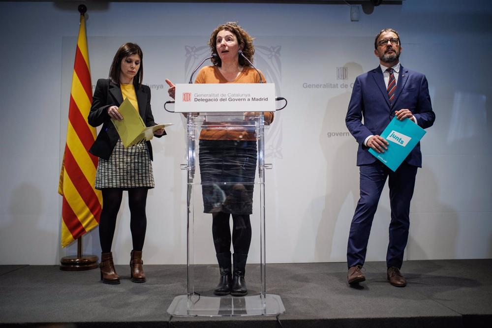 (I-D) La portavoz parlamentaria de ERC y secretaria general adjunta de ERC, Marta Vilalta; la diputada de la CUP Montserrat Vinyets y el portavoz de Junts en el Parlament, Josep Rius, durante la rueda de prensa. (I-D)