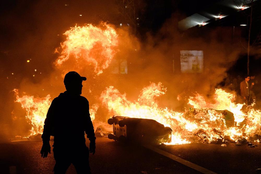 Contenedores incendiados durante las protestas contra la reforma de las pensiones en París, Francia Contenedores