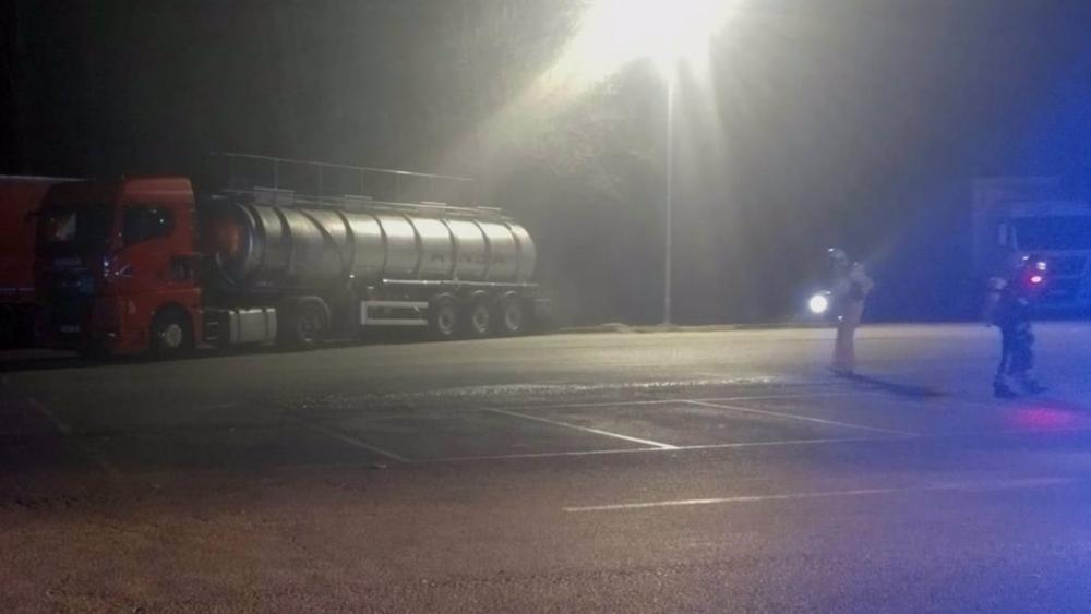 Efectivos de emergencias intervienen en una fuga de ácido clorhídrico de un camión en Ambrosero (Cantabria) Efectivos