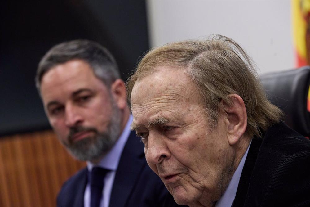 El presidente de Vox, Santiago Abascal (i), y el candidato de la moción de censura, el profesor Ramón Tamames (d). El