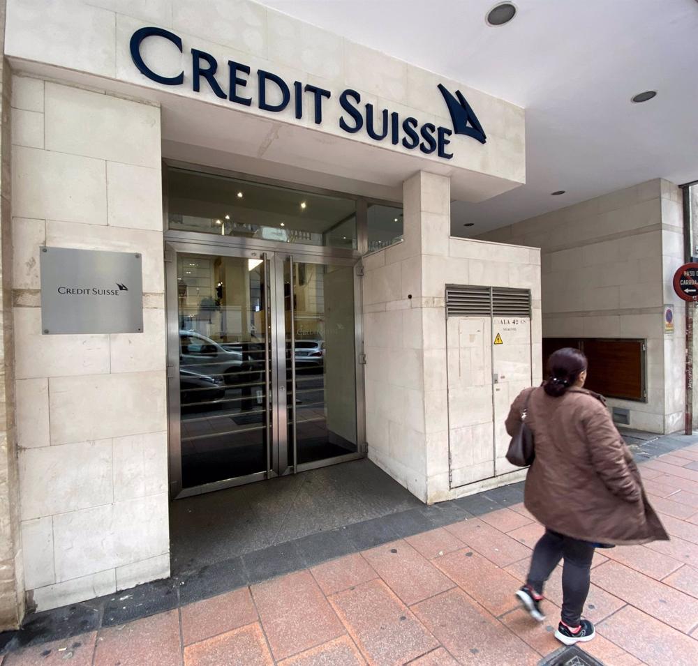 Archivo - Una mujer pasa junto a la entrada de la sede de Credit Suisse en Madrid (España), a 29 de enero de 2020. Archivo