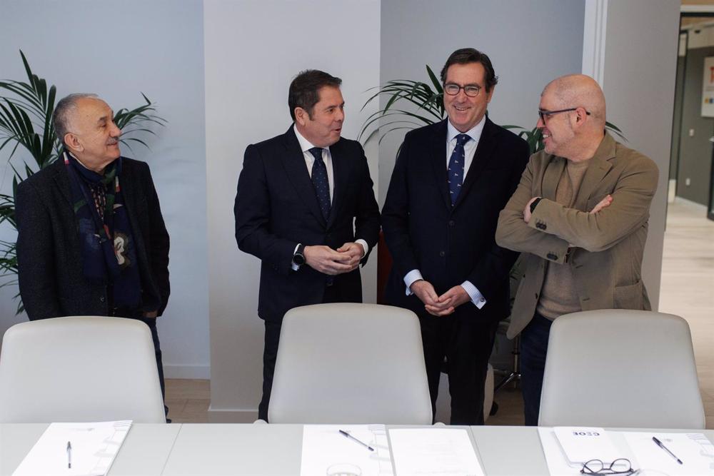 Archivo - (I-D) El secretario general de UGT, Pepe Álvarez; el presidente de Cepyme, Gerardo Cuerva; el presidente de la CEOE, Antonio Garamendi, y el secretario general de CCOO, Unai Sordo, en una imagen de archivo Archivo