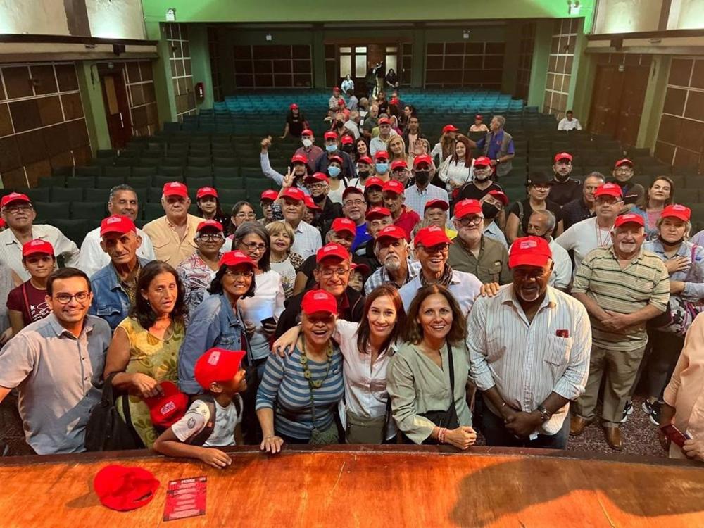 La secretaria de Organización del PSOE, Nira Fierro, y la visecretaria, Rosa Bella Cabrera, en un viaje a Venezuela La