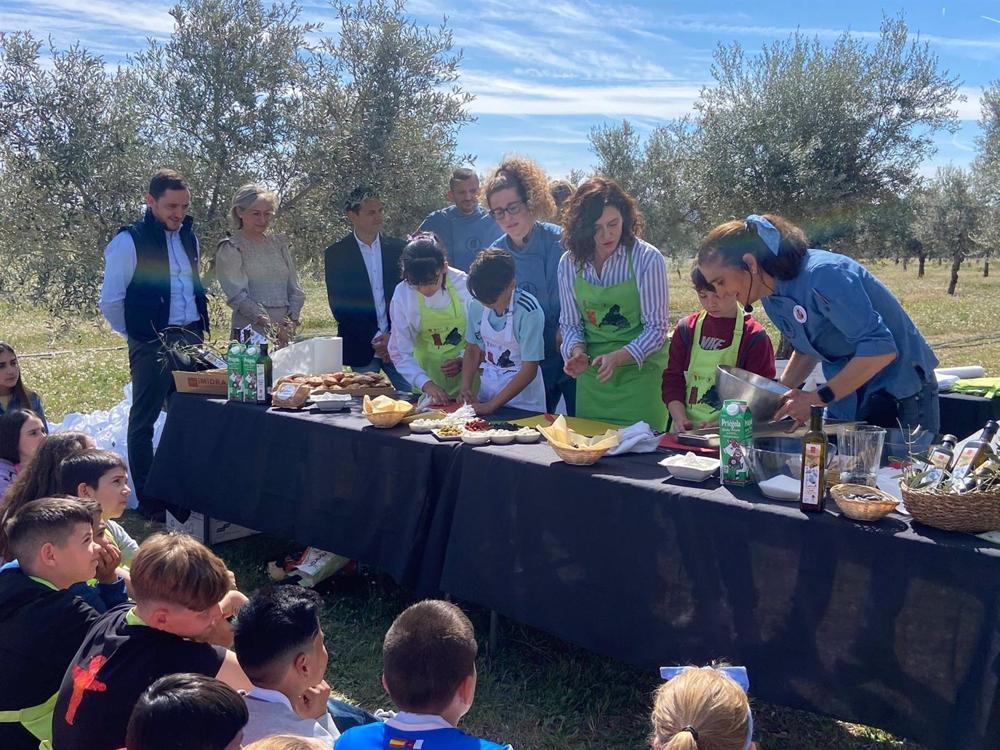 La presidenta, Isabel Díaz Ayuso, visita el taller Conoce y disfruta del aceite de Madrid en la Finca Experimental La Chimenea, Centro de Investigación de Olivicultura (Ctra. Chinchón a Villaconejos) La