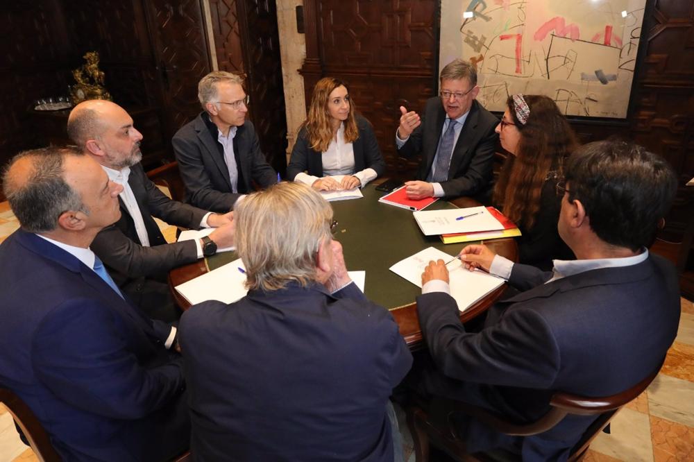 Puig en la reunión con representantes de los regantes Puig