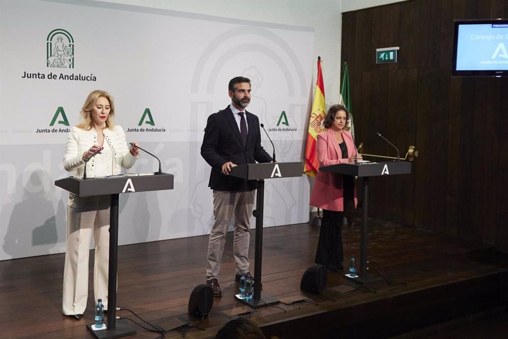 El consejero de Sostenibilidad, Medio Ambiente y Economía Azul de la Junta de Andalucía y portavoz del gobierno, Ramón Fernández-Pacheco, (2d) preside la rueda de prensa posterior a la reunión semanal del Consejo de Gobierno El