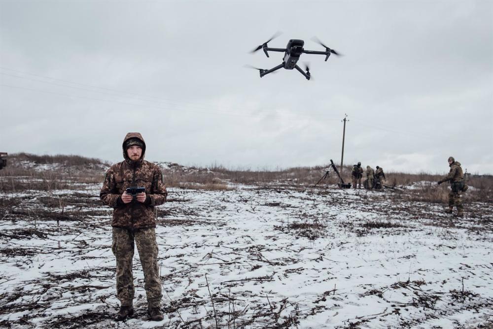 Archiv - Maxim, ein Drohnenpilot der ukrainischen Armee, steuert eine Drohne im Gebiet Donezk. Archiv