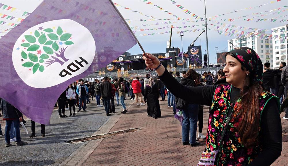 Eine Frau schwenkt die Fahne der prokurdischen HDP-Partei während der Nouruz-Feierlichkeiten in Diyarbakir, Türkei. Eine