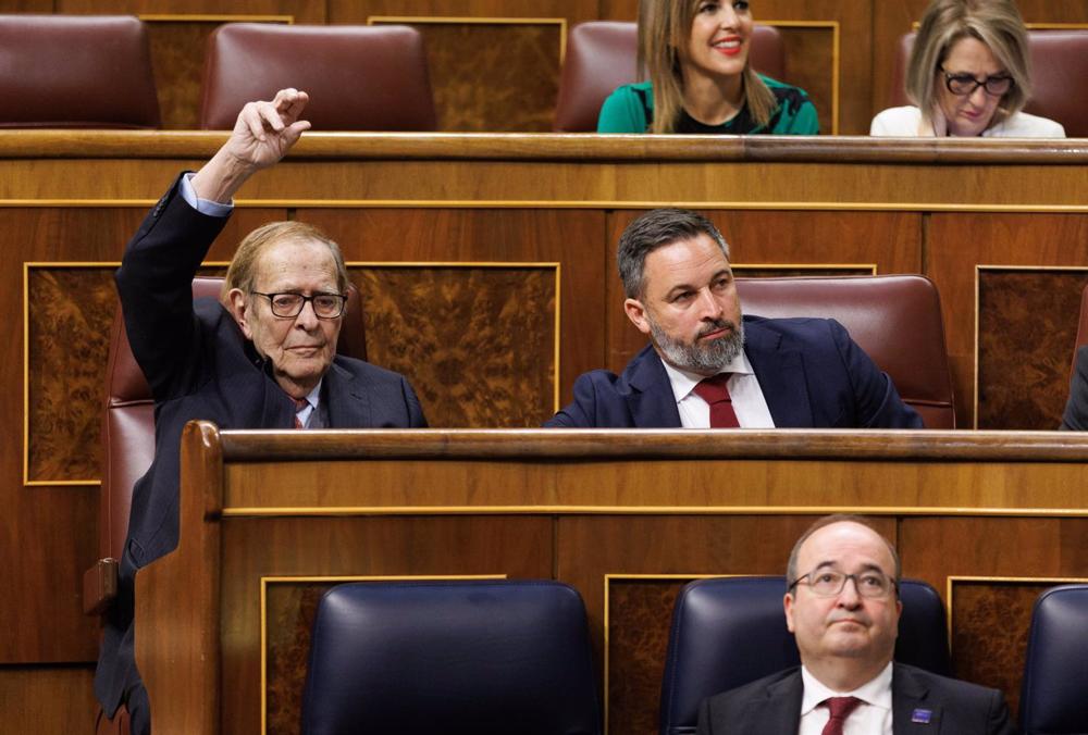 El candidato de la moción de censura, profesor y economista Ramón Tamames pide la palabra durante la segunda sesión de la moción de censura, en el Congreso de los Diputados El
