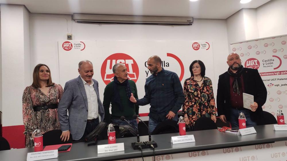 Pepe Álvarez (C) junto a responsables de UGT PAlencia y de Castilla y León. Pepe