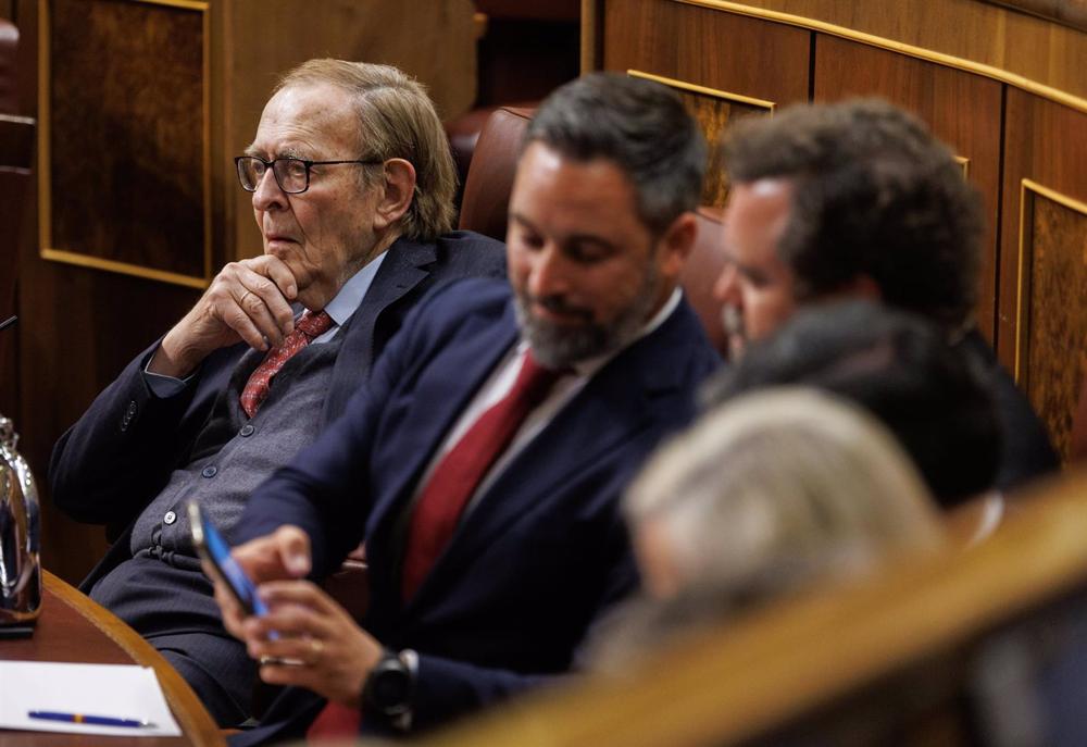 (I-D) El candidato de la moción de censura, profesor y economista Ramón Tamames; el líder de Vox, Santiago Abascal y el portavoz en el Congreso, Iván Espinosa de los Monteros, durante la segunda sesión de la moción de censura (I-D)