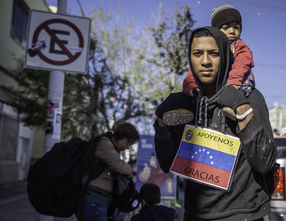 Archivo - Migrante venezolano en la frontera entre México y Estados Unidos Archivo