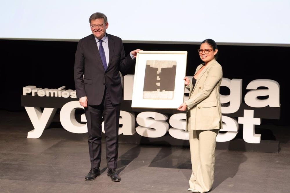 Ximo Puig entrega el Ortega y Gasset a la periodista Julia Gavarrete Ximo