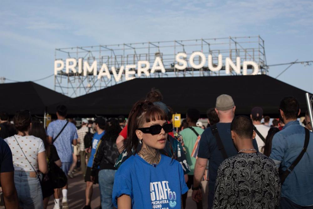 Archivo - Un grupo de personas durante la primera jornada del Festival Primavera Sound Barcelona, en Sant Adriá de Besòs, a 2 de junio de 2022, en Barcelona Archivo