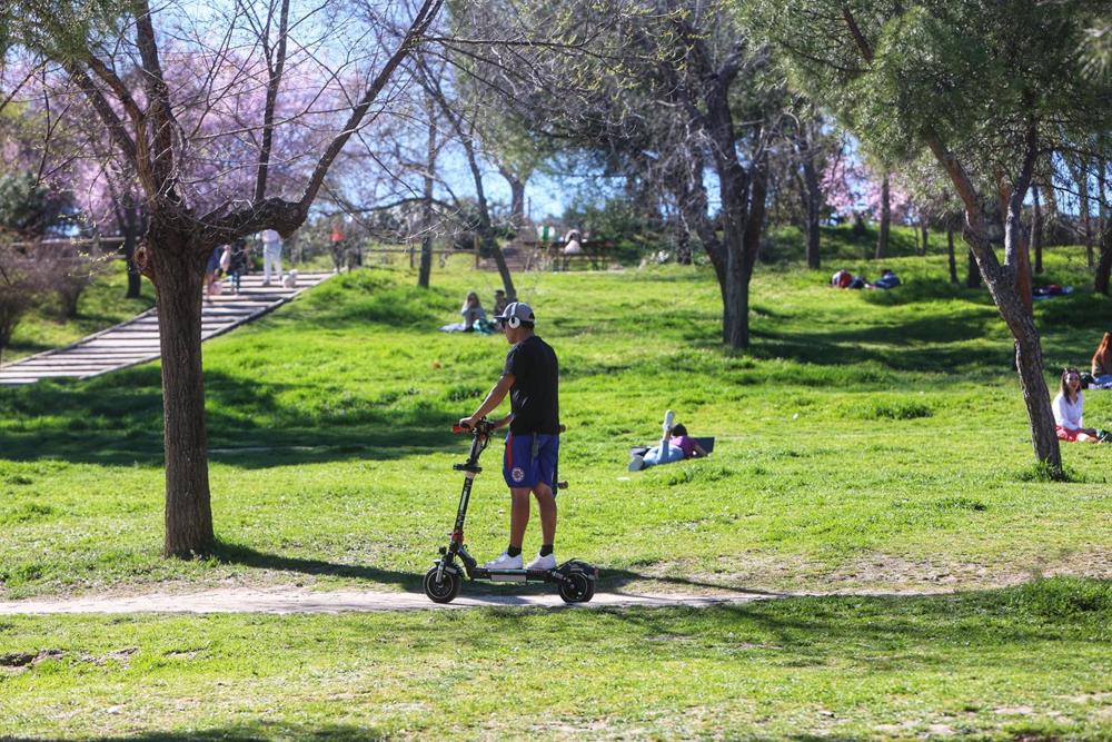 Un hombre montando en patinete en la Casa de Campo, a 19 de marzo de 2023, en Madrid (España). A falta de un día para que comience la primavera, el lunes 20 de marzo, los madrileños han salido a disfrutar del buen tiempo en terrazas y parques. Según la Ag Un