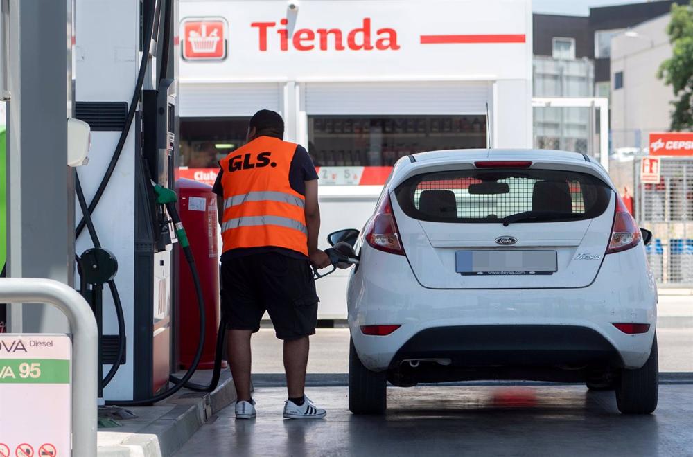 Archivo - Un pasajero reposta en una gasolinera a la altura de Rivas, durante la primera operación salida del verano de 2022, a 1 de julio de 2022, en Madrid (España). Archivo