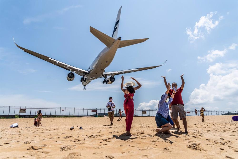 Archivo - Turistas en Phuket, Tailandia Archivo