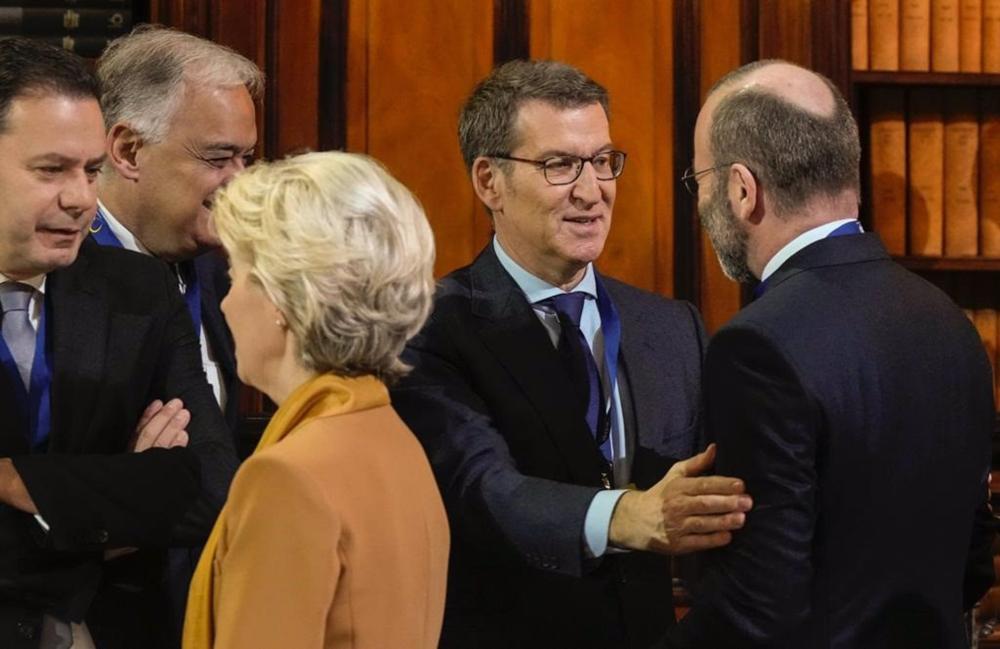 El presidente del PP, Alberto Nuñez Feijóo, con la presidenta de la Comisión Europea, Úrsula Von der Leyen, y al presidente del PPE, Manfred Weber, antes del inicio de la reunión del PPE El