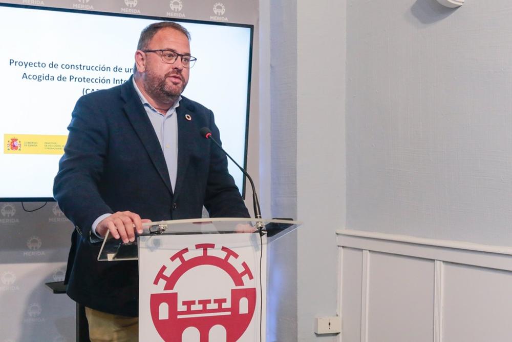 El alcalde de Mérida, Antonio Rodríguez Osuna, ante los medios de comunicación este jueves. El