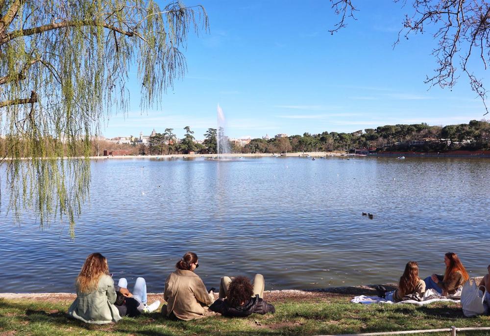Varias personas disfrutan del buen tiempo en la Casa de Campo, a 19 de marzo de 2023, en Madrid (España). A falta de un día para que comience la primavera, el lunes 20 de marzo, los madrileños han salido a disfrutar del buen tiempo en terrazas y parques. Varias