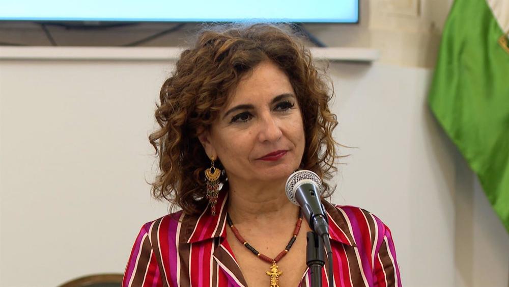 La ministra de Hacienda, María Jesús Montero, atiende a los medios en el Ayuntamiento de Rota (Cádiz) La