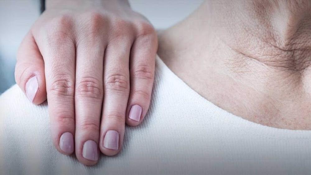 Archivo - Persona dependiente con su cuidadora. Archivo