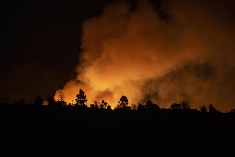 El fuego visto desde las cercanías de San Agustín en el incendio forestal originado en Villanueva de Viver El