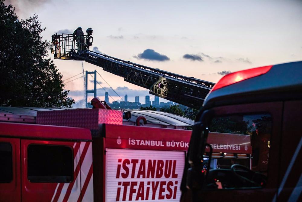 Archivo - Bomberos de Estambul apagando un incendio Archivo