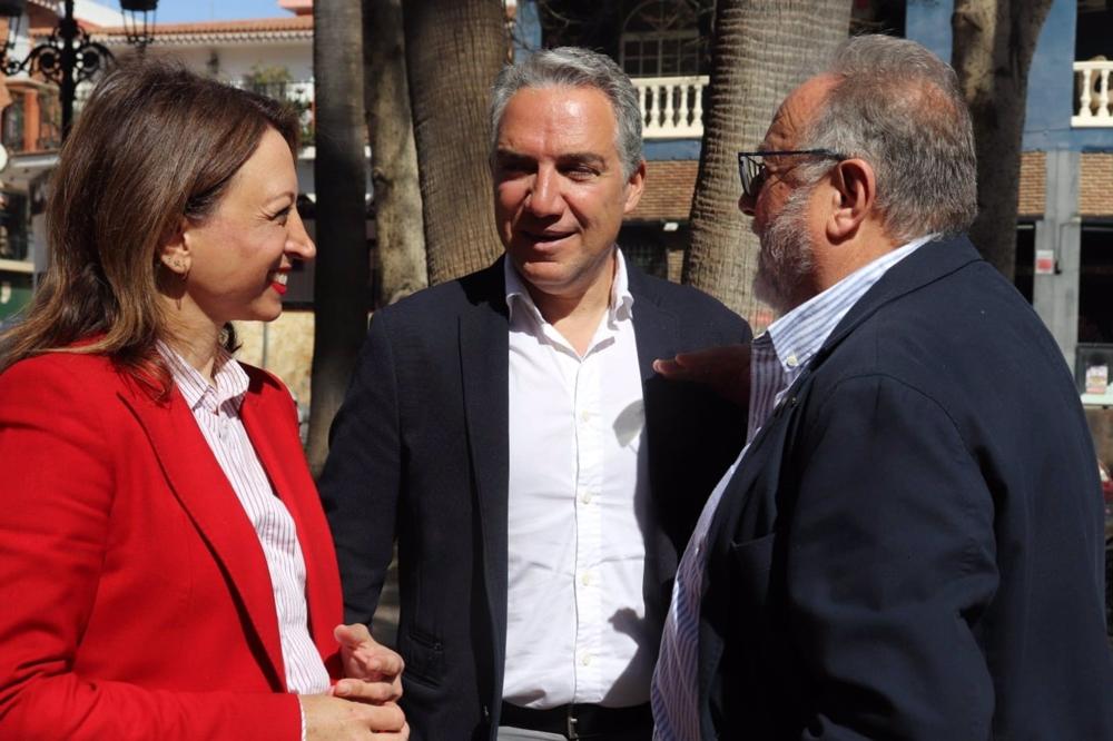 El coordinador general del PP, Elías Bendodo, con la presidenta del PP de Málaga, Patricia Navarro, y el alcalde de Alhaurín de la Torre, Joaquín Villanova. El