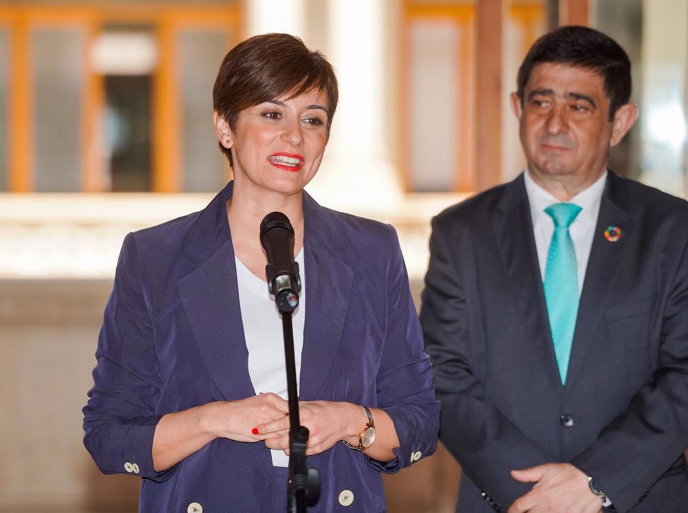 La ministra de Política Territorial y portavoz del Gobierno, Isabel Rodríguez, atiende a los medios de comunicación durante la visita institucional a la Diputación Provincial de Jaén, a 24 de marzo de 2023 en Jaén (Andalucía, España). La ministra de Polít La