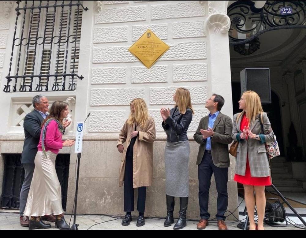 Ouka Leele es reconocida con una placa del Plan Memoria de Madrid en su estudio de Chamberí Ouka