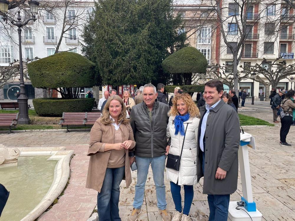Mañueco junto a la candidata del PP a la Alcalía de Burgos, junto a dos simpatizantes. Mañueco