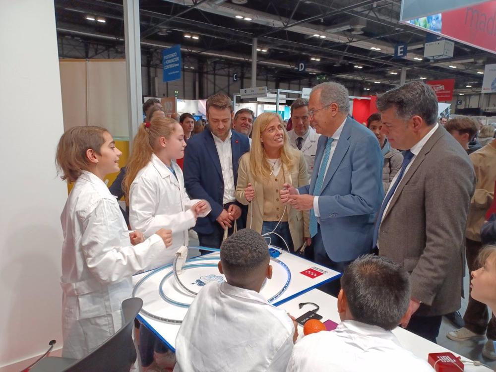 El vicepresidente, consejero de Educación y Universidades, Enrique Ossorio, visita el estand del Gobierno regional en Aula. El