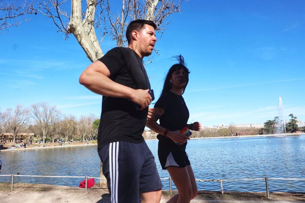 Dos personas hacen footing en la Casa de Campo, a 19 de marzo de 2023, en Madrid (España). A falta de un día para que comience la primavera, el lunes 20 de marzo, los madrileños han salido a disfrutar del buen tiempo en terrazas y parques. Según la Agenci Dos