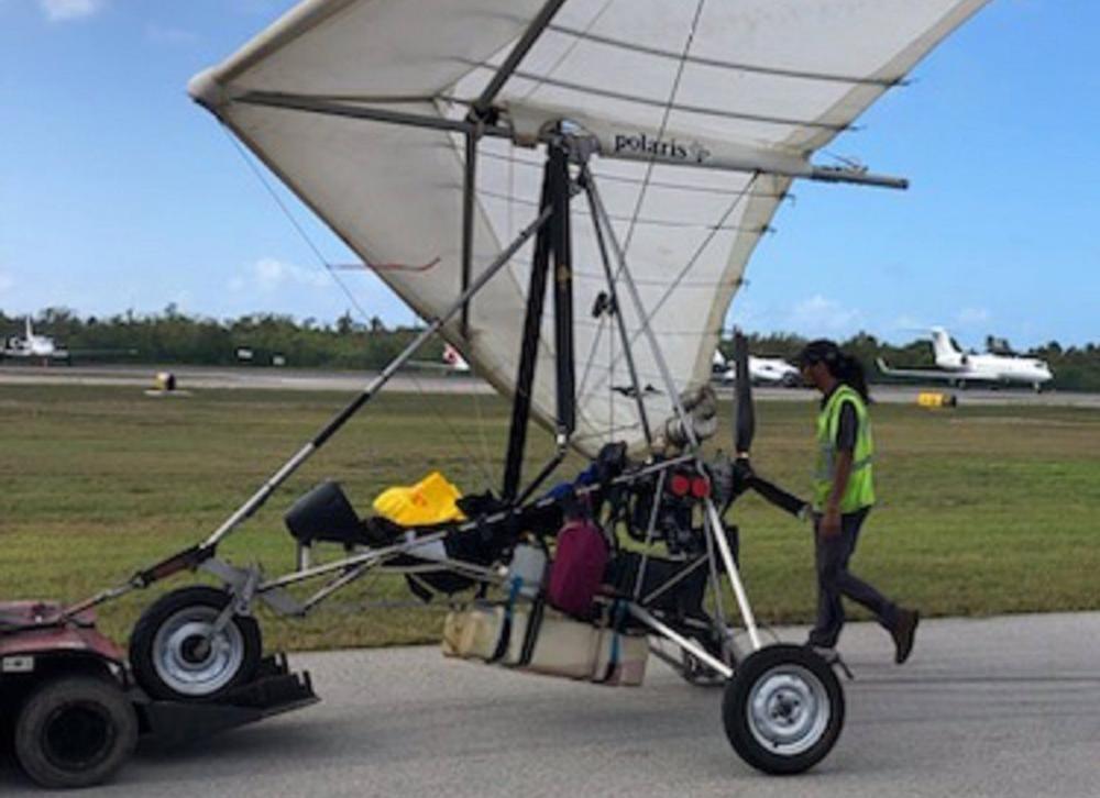 Dos emigrantes cubanos llegan en un ala delta motorizado a un aeropuerto de Cayo Hueso