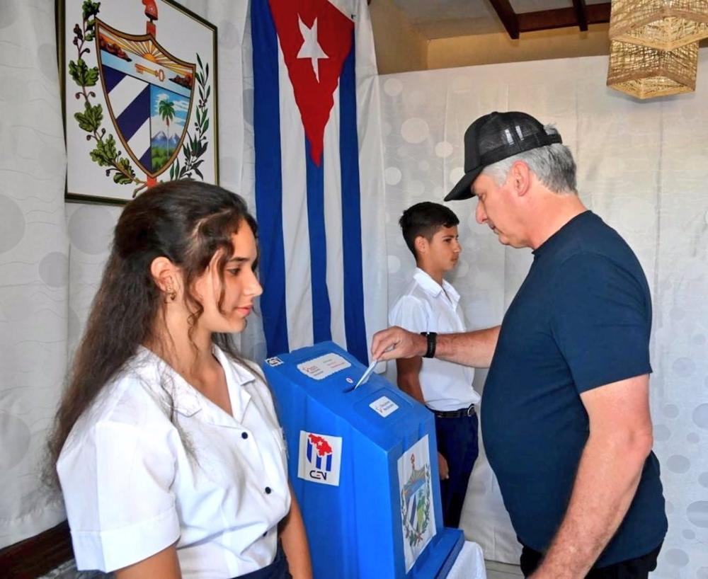 Díaz-Canel vota en las elecciones generales cubanas