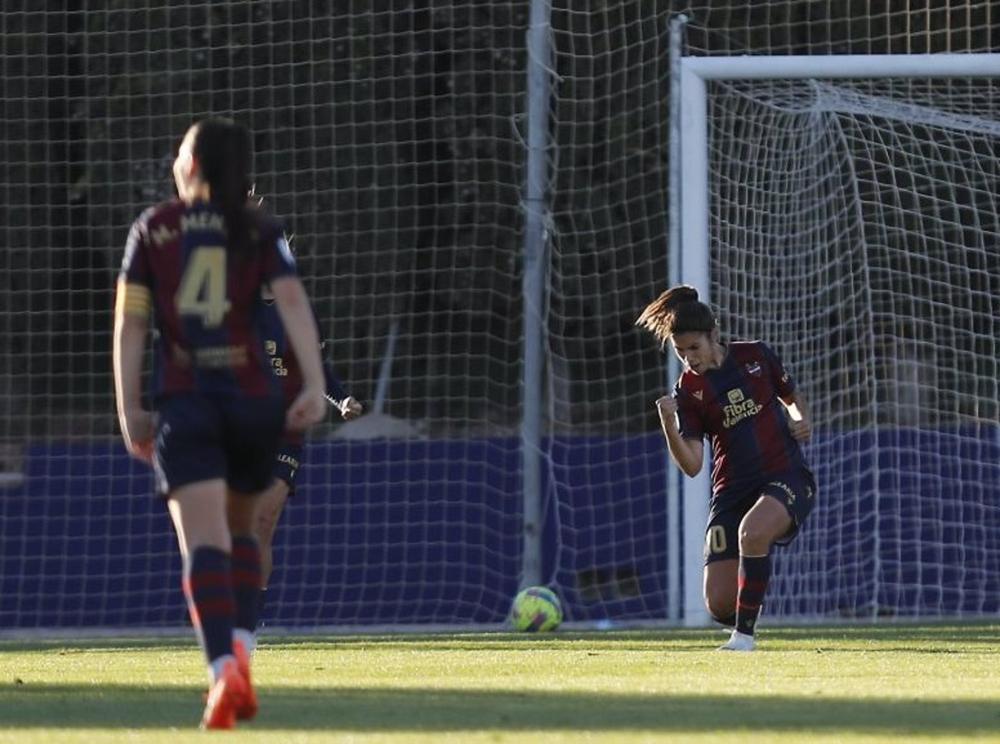 Alba Redondo celebra uno de sus goles en el Levante-Real Sociedad de la Liga F 2022-2023 Alba