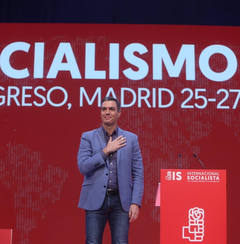 Archivo - El presidente del Gobierno, Pedro Sánchez, saluda tras su proclamación como presidente de la Internacional Socialista Archivo