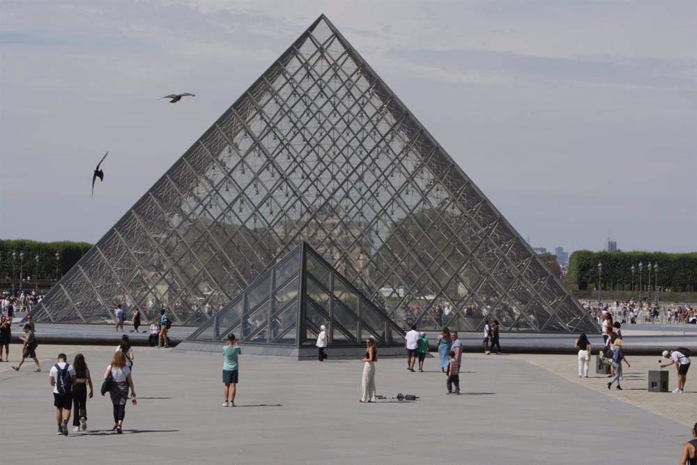 File - Main entrance to the Louvre Museum in Paris File
