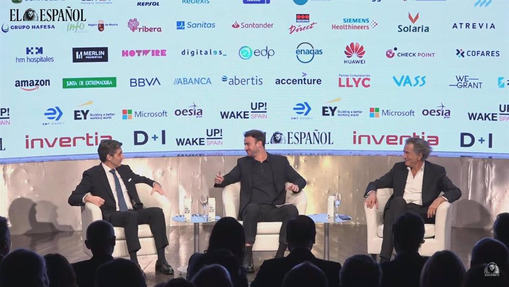 El presidente de Telefónica, José María Álvarez-Pallete (i) y el filósofo, Bernard-Henri Lévy, mantienen una charla sobre los valores europeos durante la primera jornada de Wake Up 2023, el foro económico organizado por El Español El