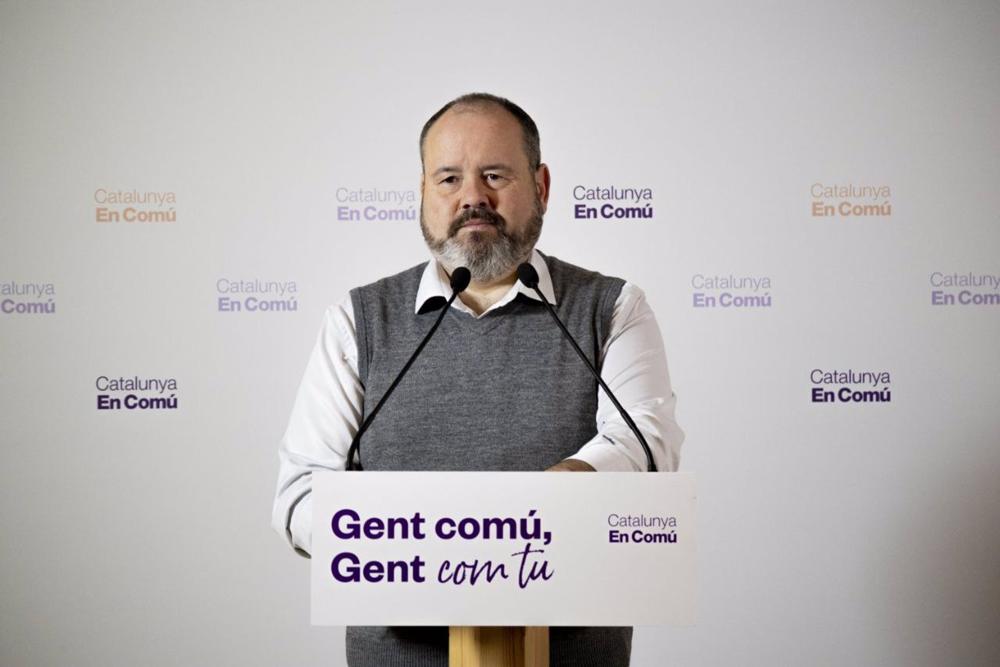 El portavoz de los comuns y diputado en el Congreso, Joan Mena, en rueda de prensa. El