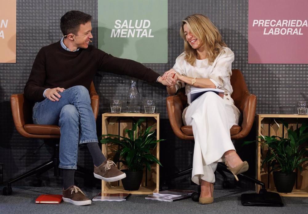 La vicepresidenta segunda del Gobierno y ministra de Trabajo y Economía Social, Yolanda Díaz, y el líder de Más País, Iñigo Errejón, durante la presentación del Informe Precariedad laboral y salud mental, a 17 de marzo de 2023, en Madrid (España). La