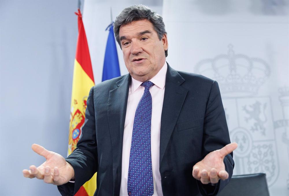 El ministro de Inclusión, Seguridad Social y Migraciones, José Luis Escrivá, atiende a medios tras una rueda de prensa posterior al Consejo de Ministros, en el Palacio de La Moncloa, a 16 de marzo de 2023, en Madrid (España). El Consejo de Ministros, reun El