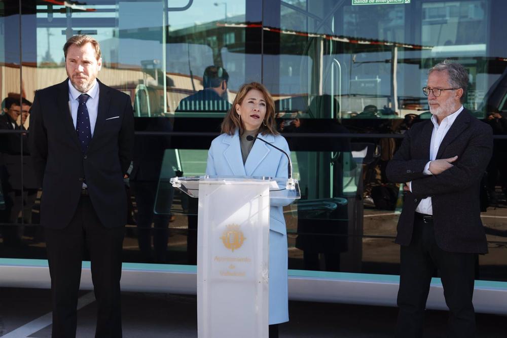 La ministra de Transportes, Movilidad y Agenda Urbana, Raquel Sánchez, interviene durante la inauguración de una estación de carga de vehículos eléctricos en la sede de Autobuses Urbanos de Valladolid (AUVASA) este lunes. La