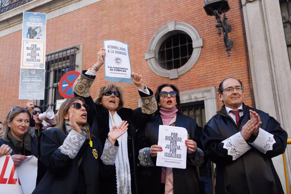 Letrados de la Administración de Justicia (LAJ) con pancartas durante una manifestación desde Callao a San Bernardo 45, a 9 de marzo de 2023, en Madrid Letrados