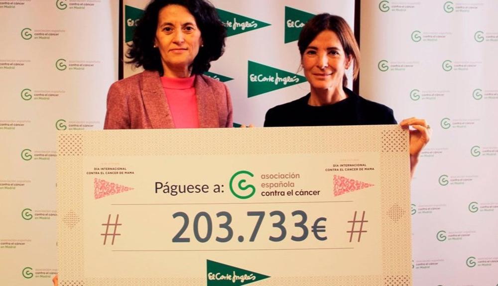 La presidenta de la AECC de Madrid, Laura Ruiz de Galarreta, y la directora de Comunicación Corporativa de El Corte Inglés, Ester Uriol, en la entrega del cheque. La