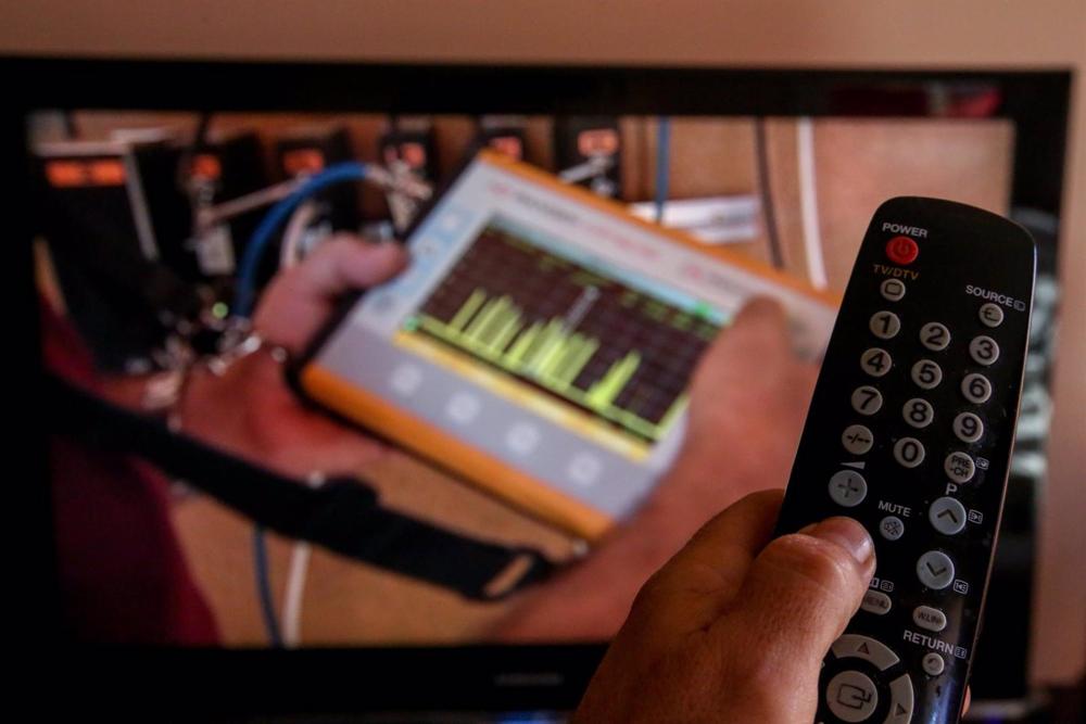 Archivo - Una persona utiliza su mando de la televisión Archivo