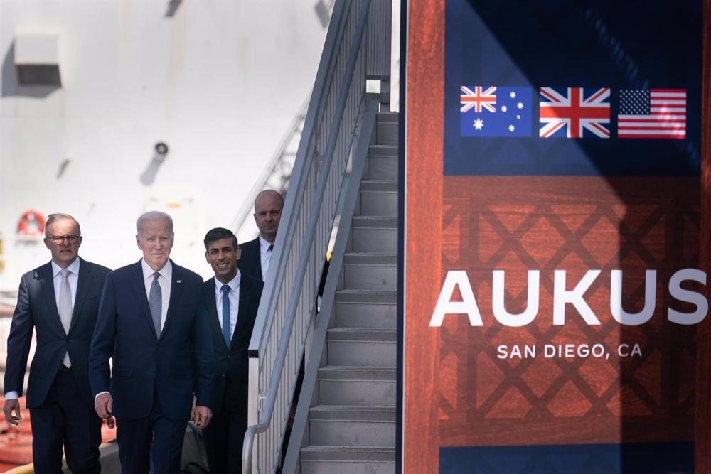 El primer ministro de Australia, Anthony Albanese; el presidente estadounidense, Joe Biden; y el primer ministro de Reino Unido, Rishi Sunak, en el pacto entre los tres países conocido como AUKUS El
